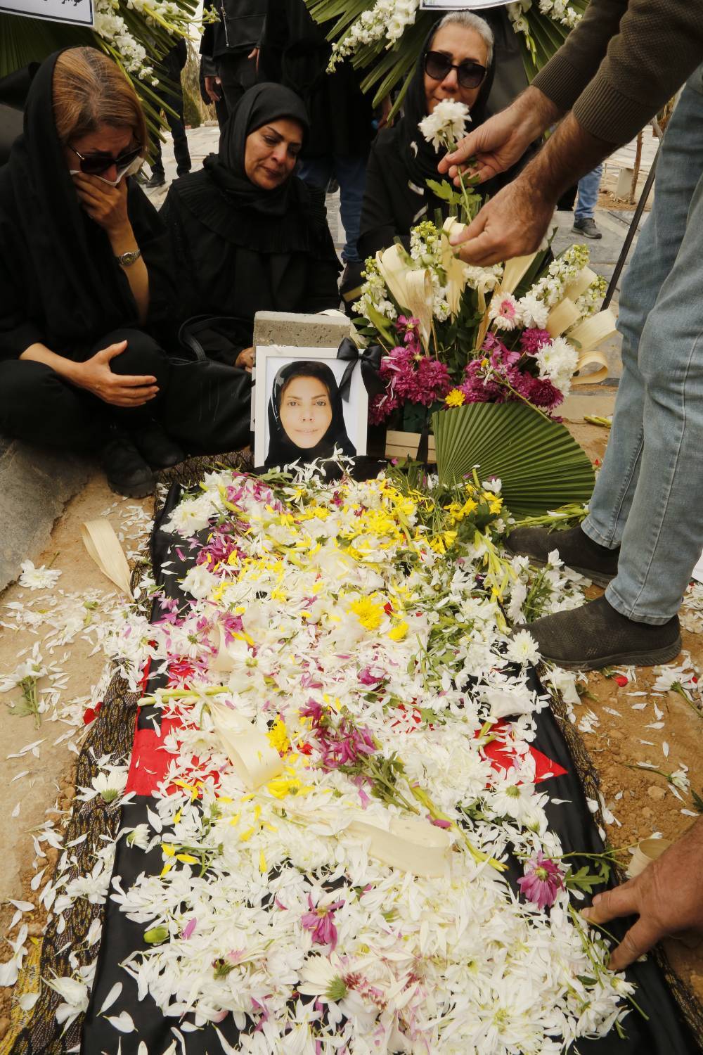 مراسم خاکسپاری زنده یاد «روح انگیز شمس»