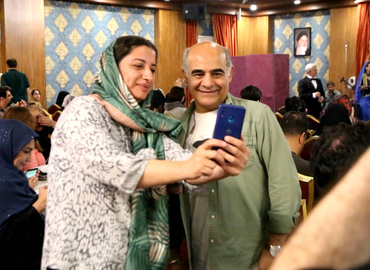 شب همدلی هنرمندان با هموطنان آسیب دیده از جنگ در هتل لاله