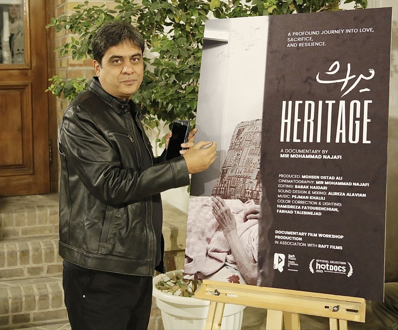 مستندسازان در خانه سینما به تماشای فیلم «میراث» به کارگردانی محمد نجفی و تهیه کنندگی محسن استادعلی نشستند