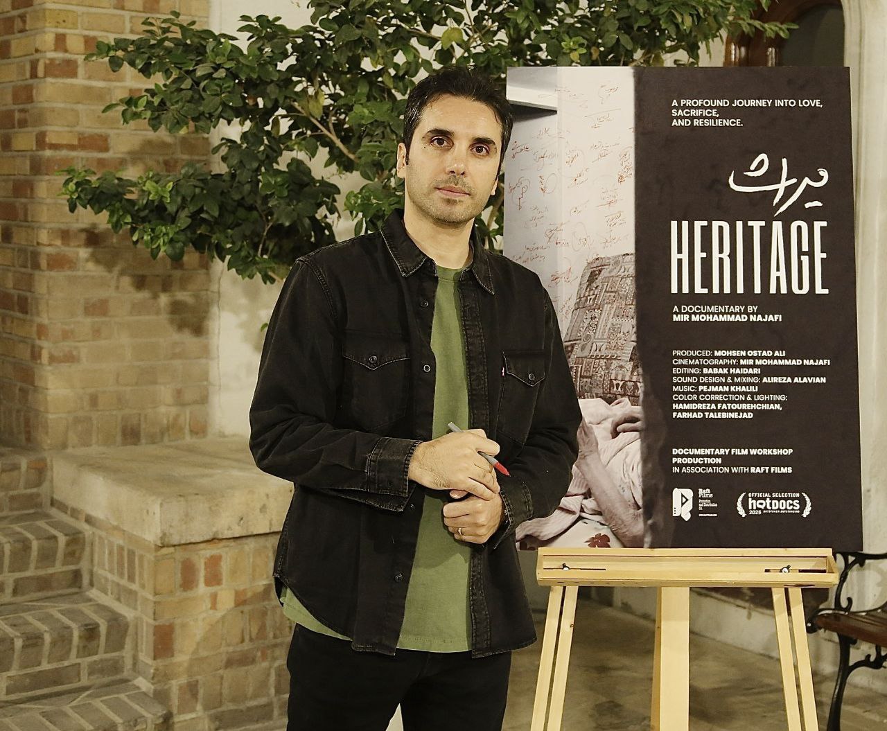 مستندسازان در خانه سینما به تماشای فیلم «میراث» به کارگردانی محمد نجفی و تهیه کنندگی محسن استادعلی نشستند