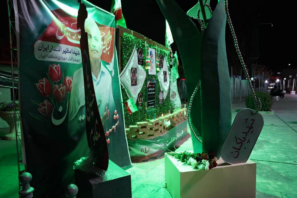 ادای احترام رئیس هیات رئیسه، مدیرعامل خانه سینما به پاکبان شهید شهرداری تهران«حسن خیران»